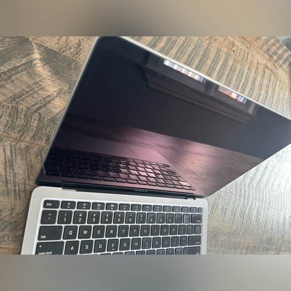 Apple 13-inch MacBook Air - Picture 9 of 10